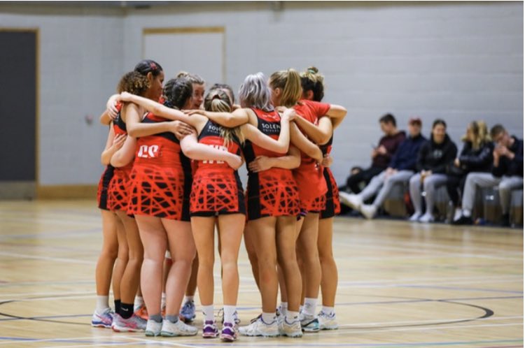 NetballSolent's tweet photo. What a way to end their home games! First team had one of their best performances of the season against Uni of Southampton winning 39-36! Well done to the 6 girls leaving as well this year you guys smashed it 💪🏽 #wearesolent @MySolentSport 📸 @tom_mul46 https://t.co/aMdsIetvpq