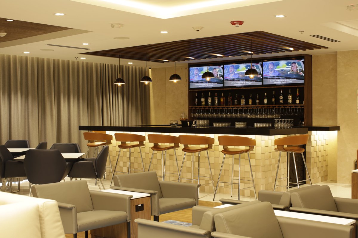 juancarlosy's tweet photo. Me encanta encontrar dentro de los aeropuertos espacios de tranquilidad y privacidad como el #CopaClub de #Bogotá, un lounge contemporáneo de clase mundial inspirado en las haciendas colombianas. Los invito a conocerlo, lo van a disfrutar tanto como yo. Bien por @CopaAirlines https://t.co/LKOYeVqeWL