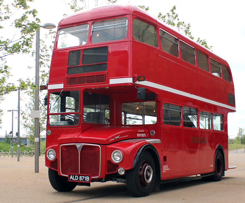 aut0mob's tweet photo. #8lutego w 1956r. na ulice Londynu po raz pierwszy wyjechał piętrowy autobus 🚍 AEC Routemaster🇬🇧

Rzadko który pojazd wpisał się w krajobraz tak mocno, jak londyńskie autobusy. #Routmaster dziś jest symbolem angielskiej stolicy i doczekał się statusu ikony brytyjskiej popkultury https://t.co/p8KGfZyOKJ