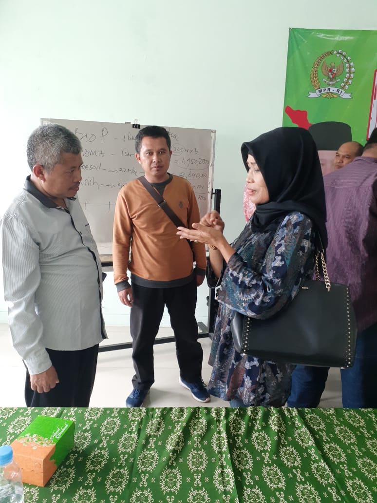 Wakil Ketua DPRD Boyolali Eko Mujiono mengecek persediaan beras <a href="/bulogjateng/">BULOG Kanwil Jawa Tengah</a>  sampe dengen MP 1 cc: <a href="/cakimiNOW/">A Muhaimin Iskandar</a> <a href="/Sukirman_Kir/">Sukirman</a> <a href="/EmHasanuddin/">M Hasanuddin Wahid</a> <a href="/DPP_PKB/">DPP PKB</a> <a href="/FPKBJateng/">FPKB DPRD Jateng</a> <a href="/FraksiPKB/">Fraksi PKB DPR RI</a> <a href="/Chamim_irfani/">Chamim irfani</a>