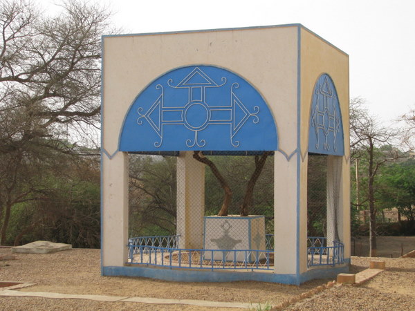 #Arbre_Du_Tenere . 
 était un acacia solitaire, un Acacia raddiana ou un Acacia tortilis, qui fut à une époque considéré comme l'arbre le plus #isolé de la Terre. Elle se trouve dans le #musée , du #Niger .
#VisitNiger #VisitNiamey  #Visitmusée . <a href="/Boukar227/">Amadou BOUKAR 🇳🇪✊🏾</a>  <a href="/TheDjingo/">Mohamed Djingo</a> <a href="/Obianou/">Bianou Ousmane</a>