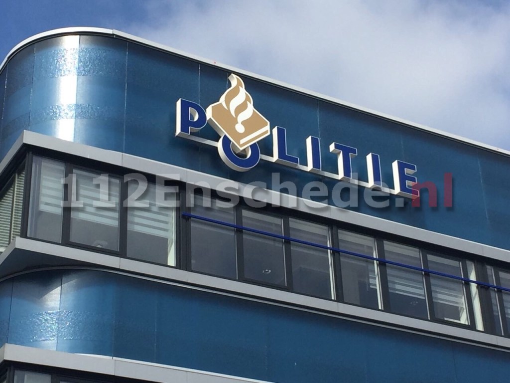 DELEN AUB: FOTO: Hond vastgebonden aan boom en achtergelaten in Enschede; politie zoekt eigenaar..