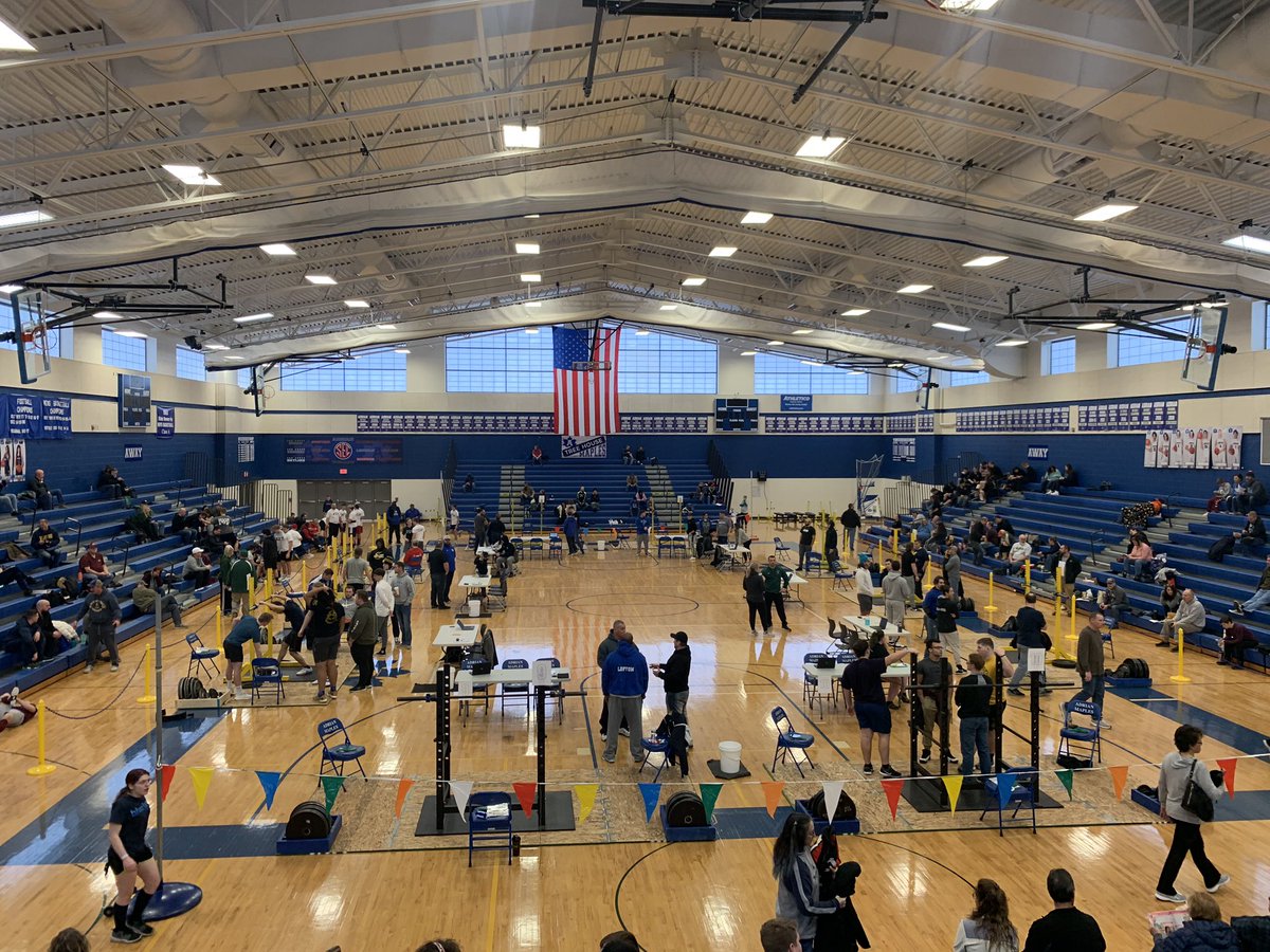 CoachTorrez_'s tweet image. Hosting powerlifting today!! #MapleStrong