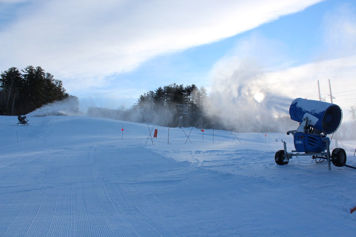 6" of powder over the last few days! 47 trails today, 156 acres, clear skies, plus a ton of events this weekend. Check out the snow report for all the details!  cranmore.com/The-Mountain/R…
We'll see you on the slopes!