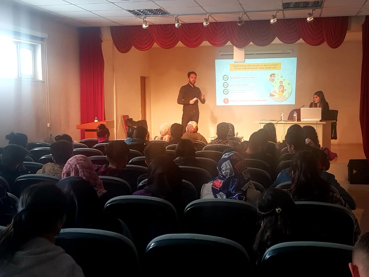 cldrnproje's tweet photo. İlçemizde velilerimize yönelik çocuklarımızı teknoloji ve sosyal medyanın zararlarından koruma yolları hakkında seminer verdik.
@ademcan1461
@efikensari
@valibilmez
@yesilayvansube
@btk
@btedernegi
@guvenlinet https://t.co/RiC1yLLZFS