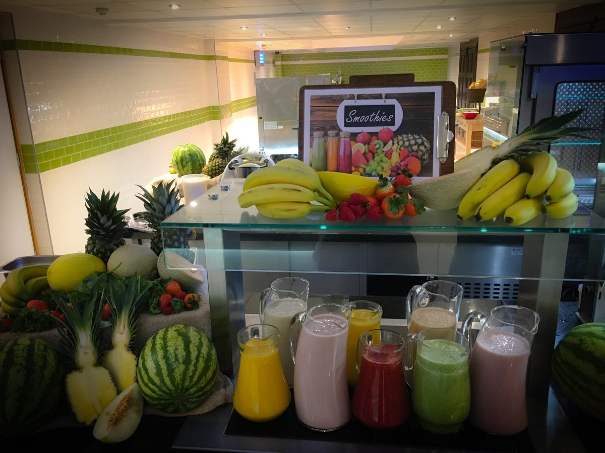royalhospitals1's tweet photo. Fridays pop up breakfast #smoothie bar @RHSSuffolk - the students loved it! #rhskitchen #schoolmeals @ChartwellsInd https://t.co/q8gtiYpSIE