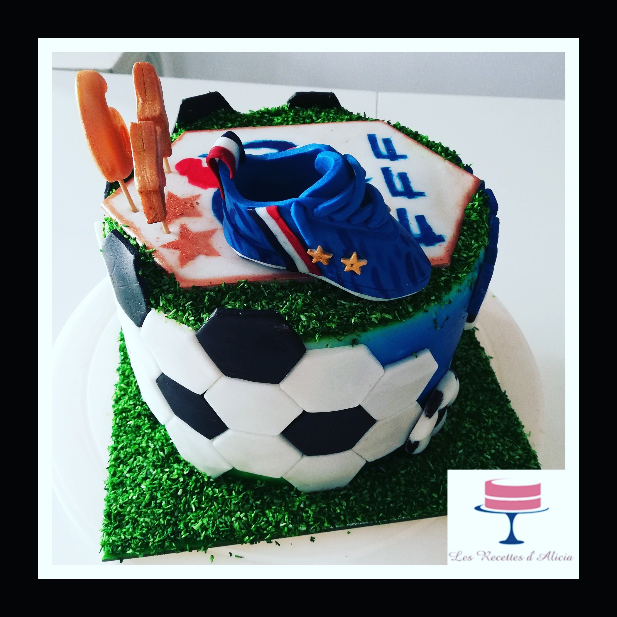 Recettes D Alicia Coucou Matheo Voulait Un Gateau Sur Le Theme De L Equipe De France De Football Bon Week End Fff Footballcake Foot Football Cakedesign Cakeart Pateasucre Massaticino Renshaw Gateau