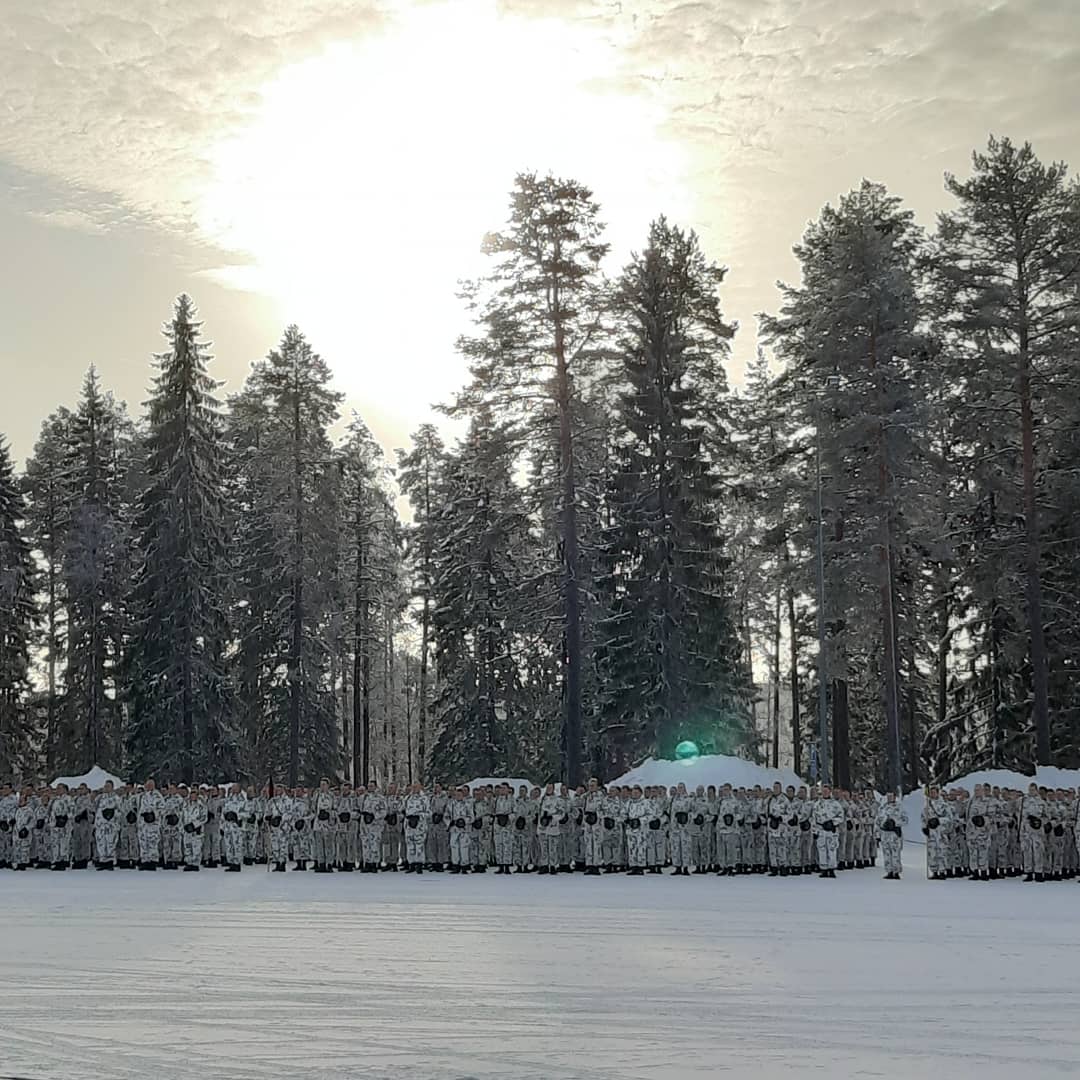 Tyttären #sotilasvala. Upea päivä myös isälle. Papin saarna pysäytti. En muistanutkaan, miten hyviä elämänohjeita #armeija annetaan.