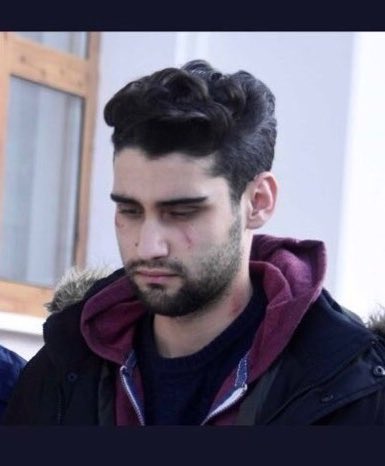 Dün bir baba, kızını öldürdü.
.
Bu delikanlı ise tanımadığı bir kadını kurtarmaya çalışmış. Müdahale esnasında saldırgan kendi bıçağıyla ölmüş.
Şimdi bu delikanlı ceza alırsa sokakta tutan tuttuğunu öldürür ve kimse müdahale etmez.

#kadiriçinadalet
