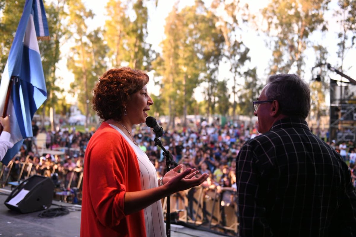 RodrigoButeler's tweet photo. Ayer, compartimos junto a nuestra gobernadora @ArabelaCarreras y el intendente de Cipolletti @ClaudioDiTella, una nueva edición de @avivaARG. Seguimos trabajando para que Río Negro esté cada vez más integrado. https://t.co/M4qP3ThHOW