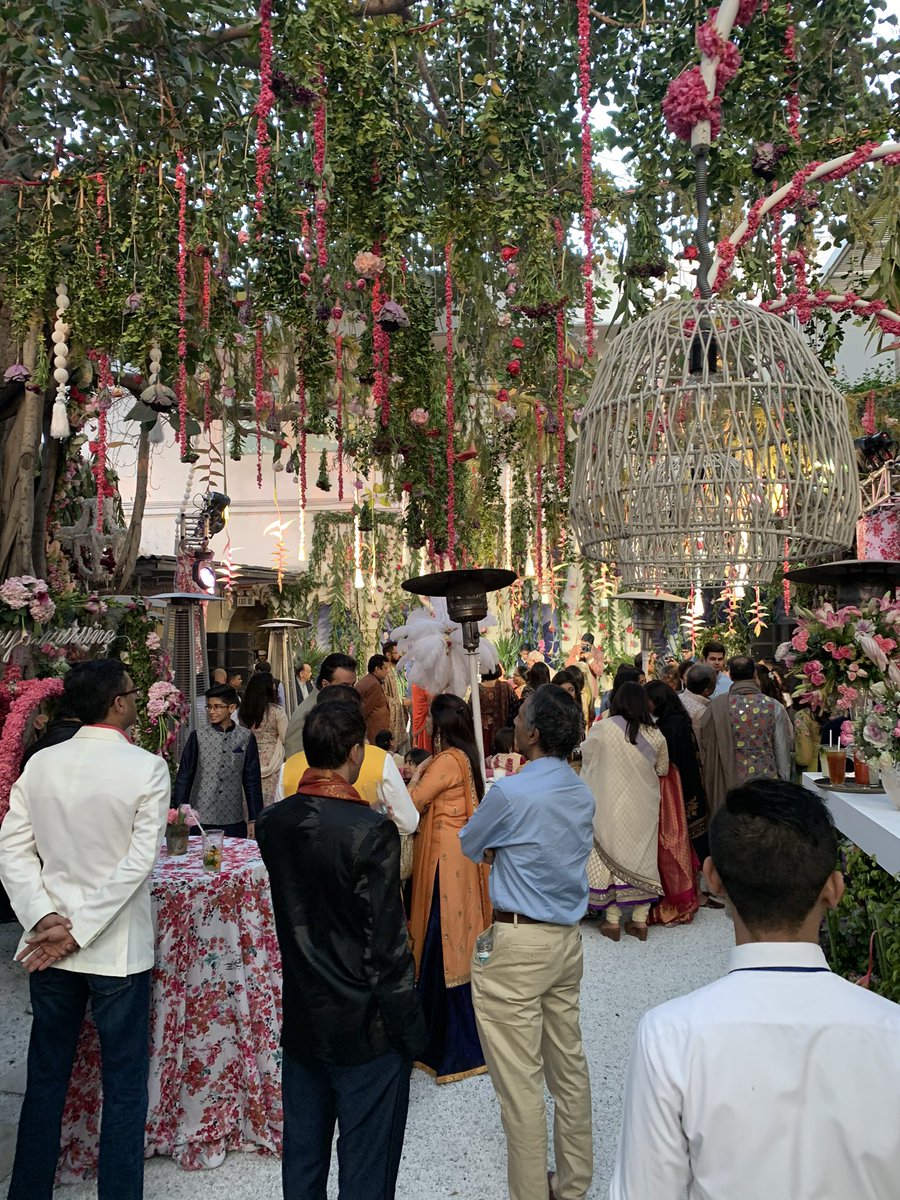 surina_narula's tweet image. Weddings in #Delhi. #difficultdialogues ???