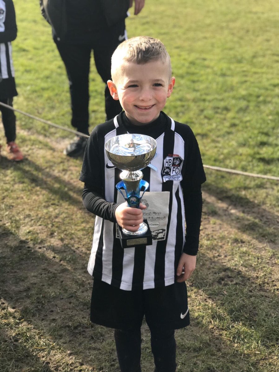 Teamgrassroots_'s tweet image. RIP Mum
This ones for you Mum 

Jenson who plays for Halton Borough Wolves U7 sadly lost his mum this week but played today with a smile and got man of the match in her memory! He is an inspiration and his mum would be so proud. 

Sending our condolences to Jensons family.