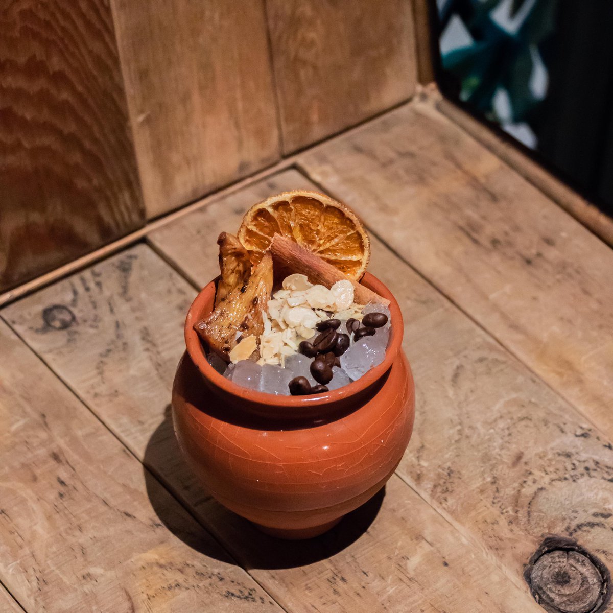 🎼SUAVE Y LENTO COMO UNA SOLEÁ 🎼  Os presento una de mis creaciones inspiradas en el gran Camarón de la Isla: Ron Zacapa23 infusionado con almendras, café y naranjas, zumo de piña, canela, lima y bitter de naranja. Venir y empaparos de arte!🥃🍊☕️🌰🍍🍋