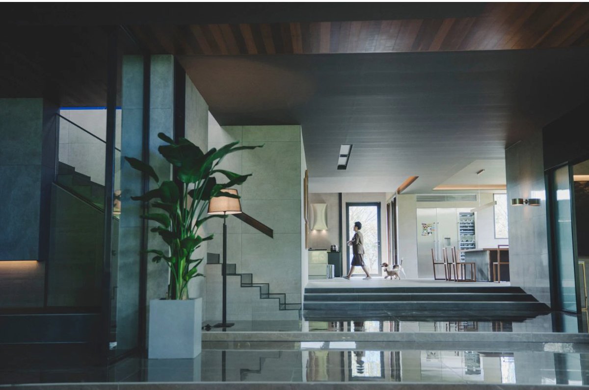 Parasite's 'architect designed' house should win for Best Set as well as Best Picture- it's designed by a set designer. Fingers crossed #Oscars2020