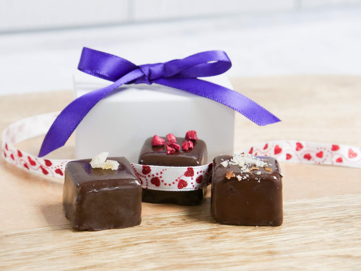 All you need is a little bit of chocolate to make your wedding or celebration extra special. Contact us for custom favor boxes for your next event. loom.ly/UOPTrVY #ediblefavors #chocolatefavors #weddingfavors