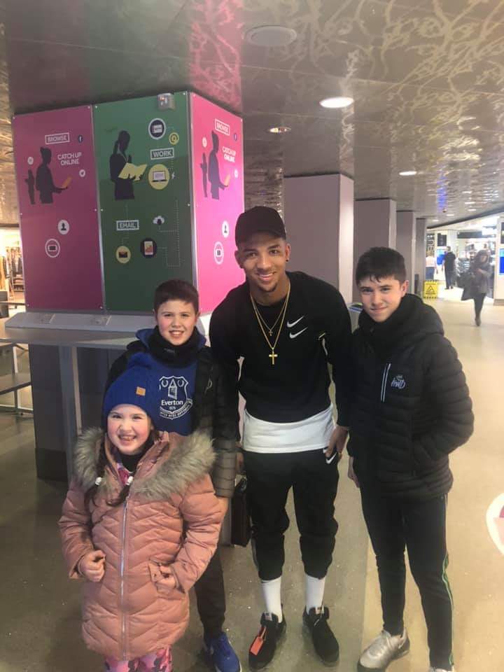 Emerald Everton supporters club members the Hancock family  bumped into a familiar face in Mason Holgate at Manchester airport on the way home after a fantastic win #MasonHolgate