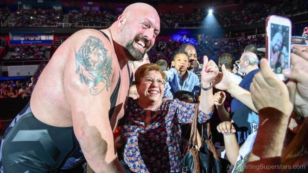 Here\s wishing a very Happy Birthday to Big Show! 