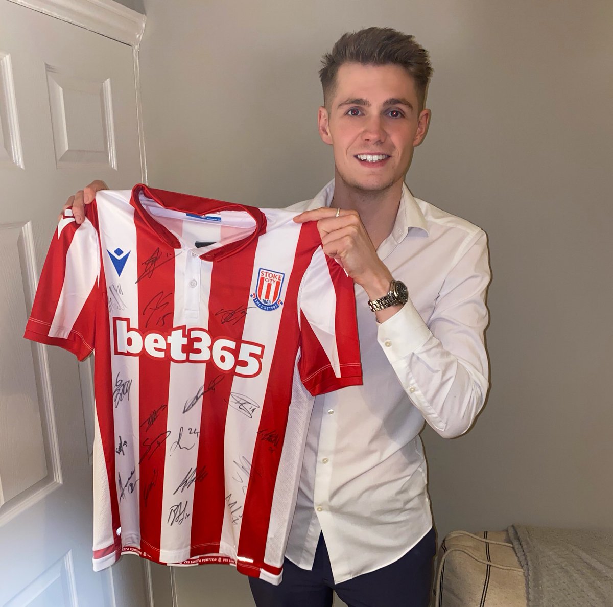 ⚠️ GIVEAWAY ⚠️

To be in with a chance of winning this signed <a href="/stokecity/">Stoke City FC</a> shirt simply follow this account ‘<a href="/JontyOfficial/">Jonty Sargeant</a>’ and RT this post!! 

⏰ Winner will be chosen at random at 20:00 UK time tomorrow 09.02.2020. 

✍🏼 #SCFC 🔴⚪️