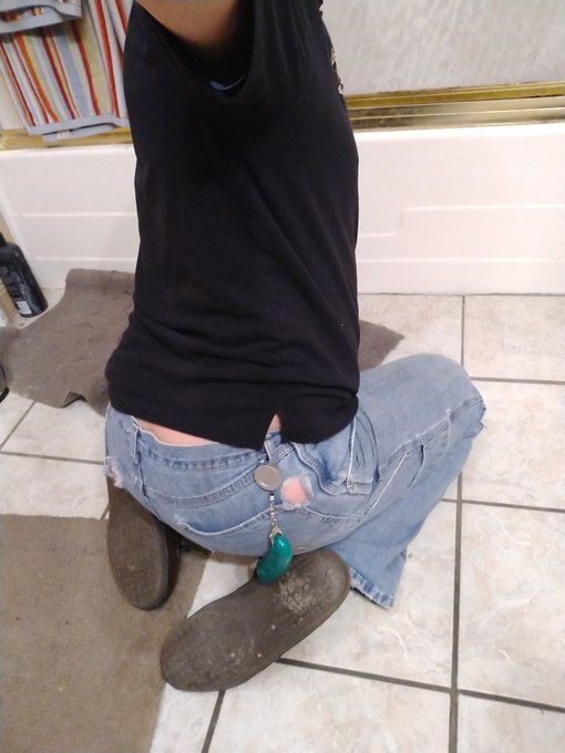 So last night I think I made a straight man question his sexuality. Me squatting on the floor working<a href="/tag/newprofilepic"class="tags"><span>#newprofilepic</span></a>