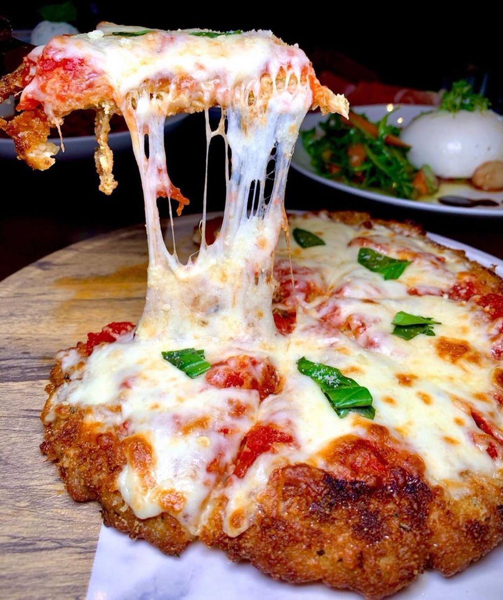 GreasyGrub's tweet photo. Chicken Parmesan Pizza https://t.co/D5eK62w4rb