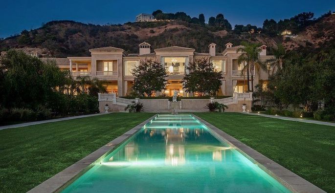 HomeKeepr's tweet image. #JeffBezos is home shopping.  Which Mega Mansion will he choose?! 

buff.ly/2vNupLC