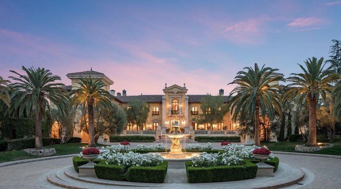 HomeKeepr's tweet image. #JeffBezos is home shopping.  Which Mega Mansion will he choose?! 

buff.ly/2vNupLC