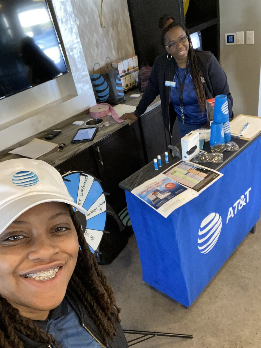 CoachJasPrice's tweet photo. We are at the DOMAIN @ MIDTOWN APTS for the next hour! #WinLocal @KaSh8166 thank you for your energy 🔥 https://t.co/xDciE4a6xx