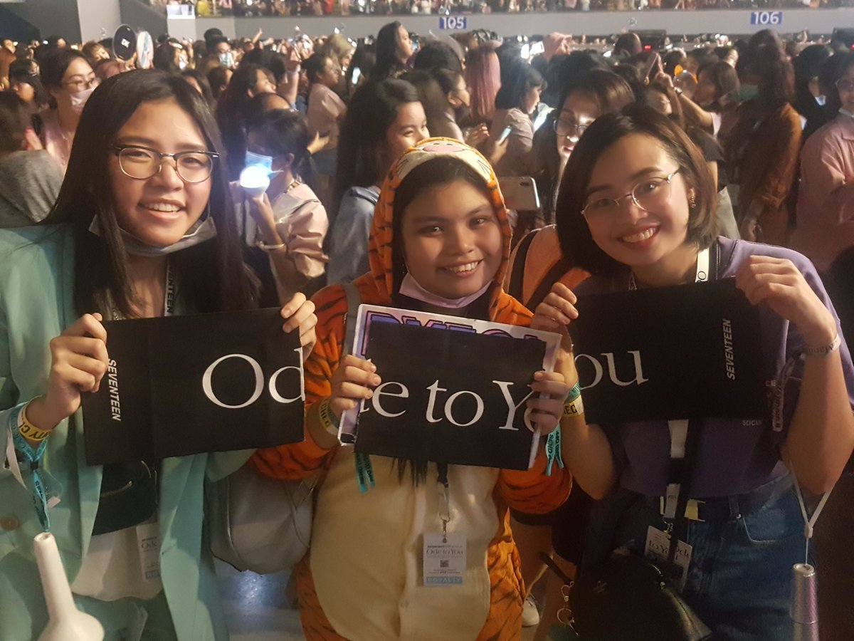 hoshphile's tweet photo. SKL YUNG NANGYARI KANINA. DURING AJU NICE PERFORMANCE, NAGBATO SI HOSHI NG CLOTH BANNER, TAS NUNG BINATO NIYA, MADAMI KAMING AYAW MAG LET-GO UNTIL KAMING TATLO NA LANG NAKA-KAPIT. SO, NAPAGKASUNDUAN NAMIN NA PAGHATIAN NA LANG. GRABE HUHU #OdeToYouInManila @happeehour https://t.co/KPoadQ4GVs