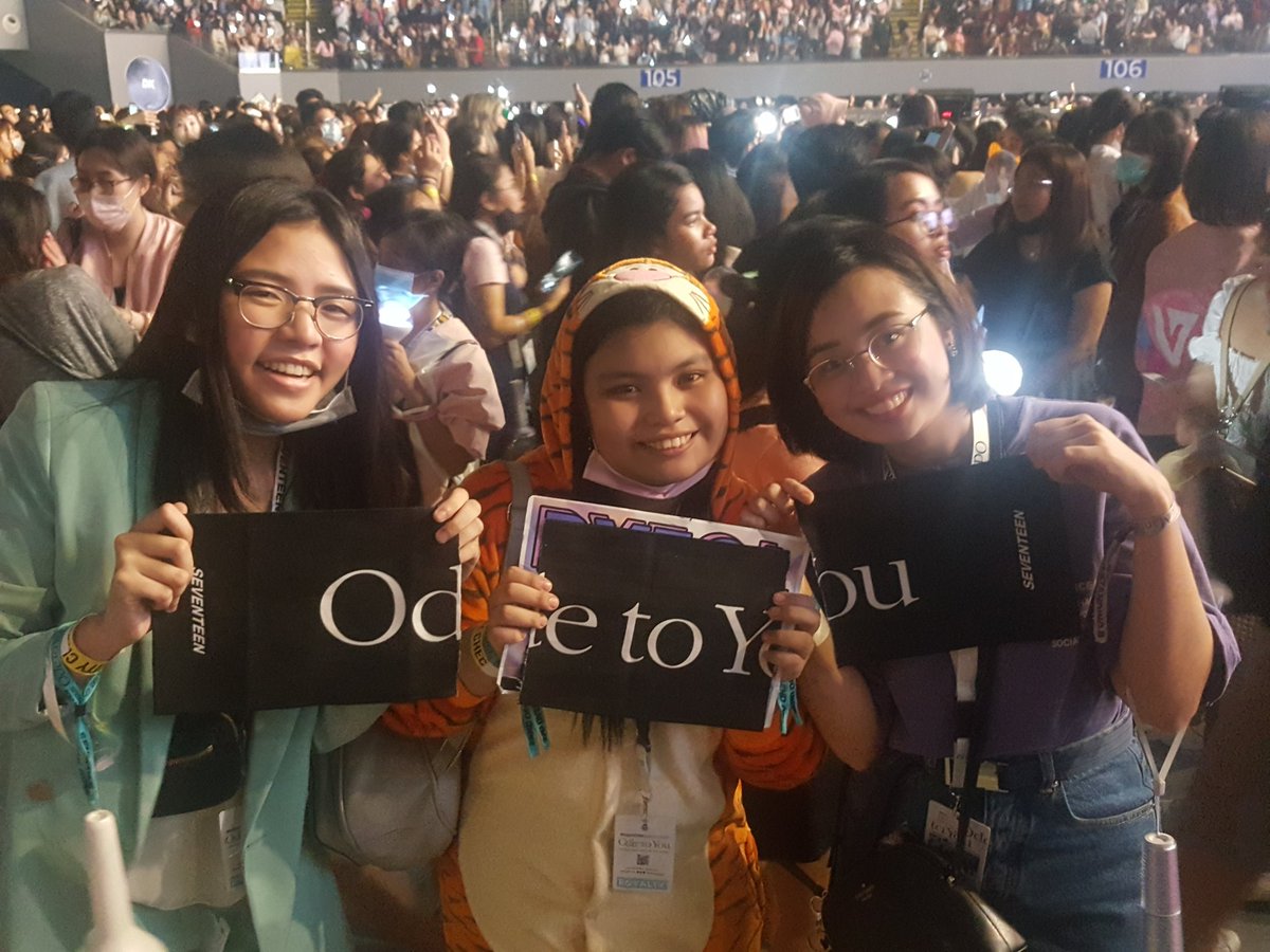 hoshphile's tweet photo. SKL YUNG NANGYARI KANINA. DURING AJU NICE PERFORMANCE, NAGBATO SI HOSHI NG CLOTH BANNER, TAS NUNG BINATO NIYA, MADAMI KAMING AYAW MAG LET-GO UNTIL KAMING TATLO NA LANG NAKA-KAPIT. SO, NAPAGKASUNDUAN NAMIN NA PAGHATIAN NA LANG. GRABE HUHU #OdeToYouInManila @happeehour https://t.co/KPoadQ4GVs