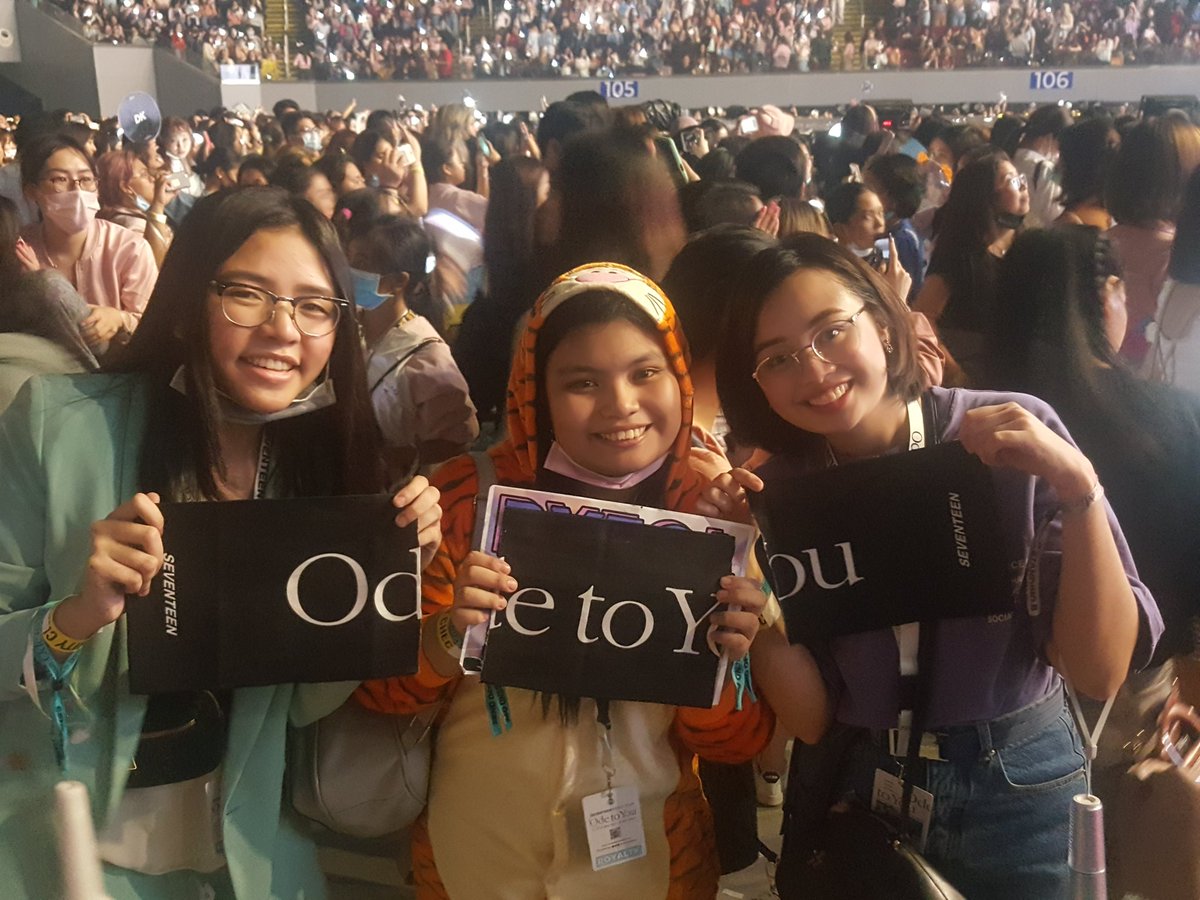 hoshphile's tweet photo. SKL YUNG NANGYARI KANINA. DURING AJU NICE PERFORMANCE, NAGBATO SI HOSHI NG CLOTH BANNER, TAS NUNG BINATO NIYA, MADAMI KAMING AYAW MAG LET-GO UNTIL KAMING TATLO NA LANG NAKA-KAPIT. SO, NAPAGKASUNDUAN NAMIN NA PAGHATIAN NA LANG. GRABE HUHU #OdeToYouInManila @happeehour https://t.co/KPoadQ4GVs
