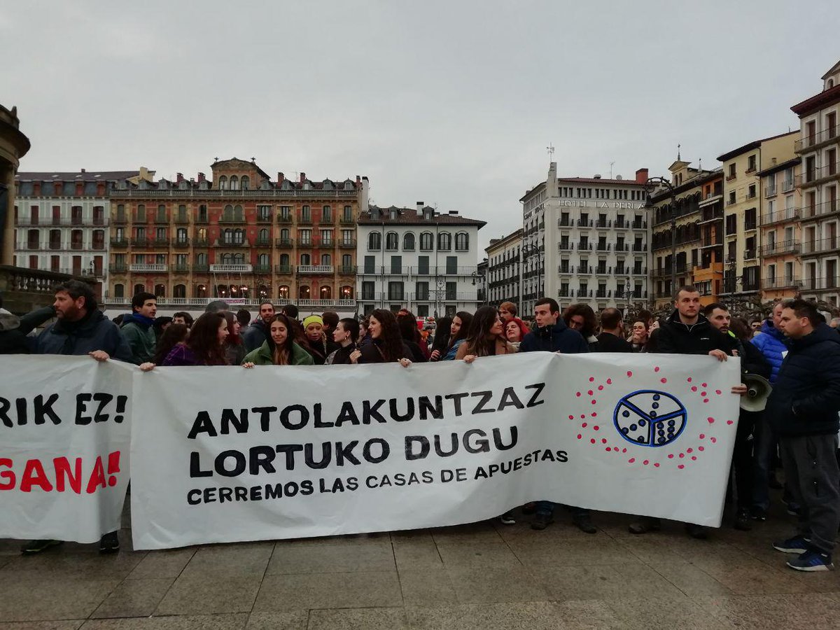 AhotsaInfo's tweet photo. @stop_irunerria #apustuetxerikez
Pankarta ezberdinak, helburu berdina #ApustuEtxeakKanpora https://t.co/H3lY9yLPPs