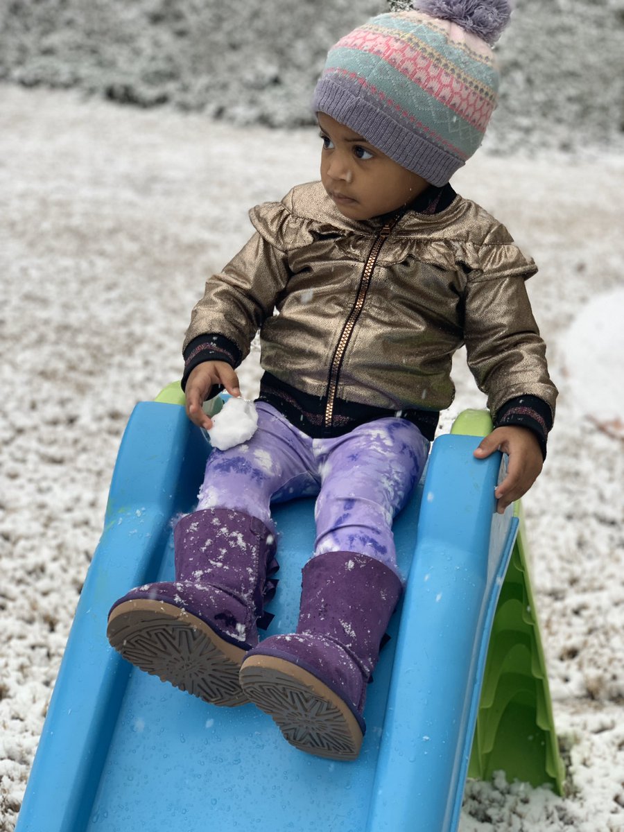 AmandaMethod's tweet photo. Snow in Georgia ❄️⛄️🤣🥶 awww Anaya Gails 1st time in snow ❄️ https://t.co/27Y0efEJtN