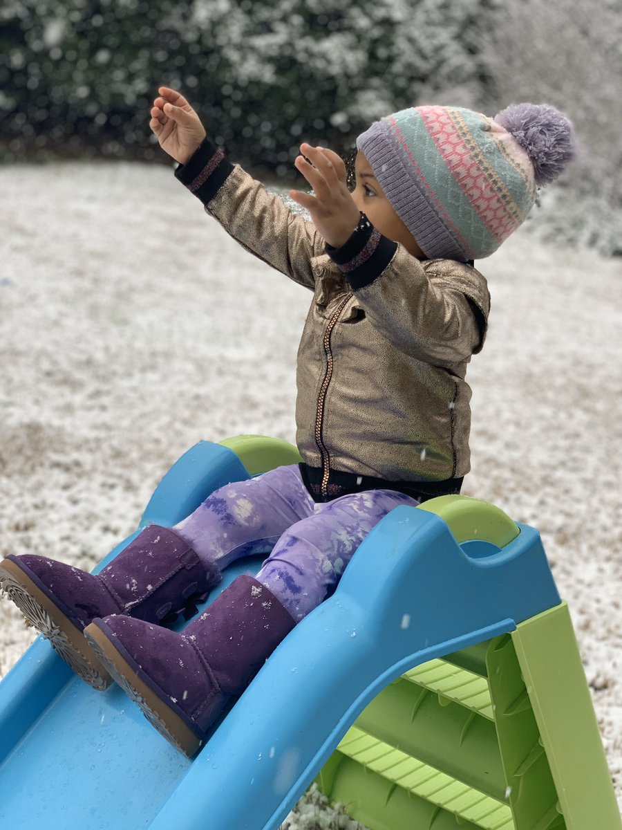 AmandaMethod's tweet photo. Snow in Georgia ❄️⛄️🤣🥶 awww Anaya Gails 1st time in snow ❄️ https://t.co/27Y0efEJtN