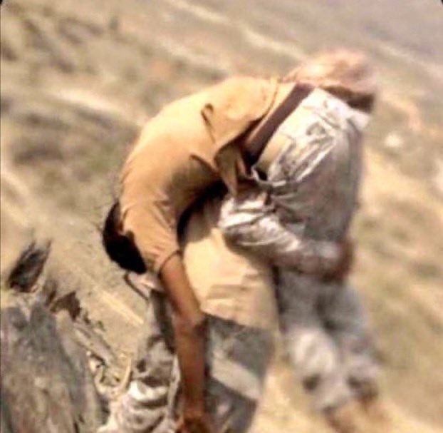 #الافراد22
منهم من ضحا بروحه 
ومنهم من فقد بصره 
ومنهم من بترت اطرافه
ضحو بأغلى مايملكون دفاعآ عن الدين ثم مقدساتنا ثم
ليبقى الوطن شامخ و لكي تبقى راية التوحيد خفاقه 
الا يستحقون ياوطني؟؟