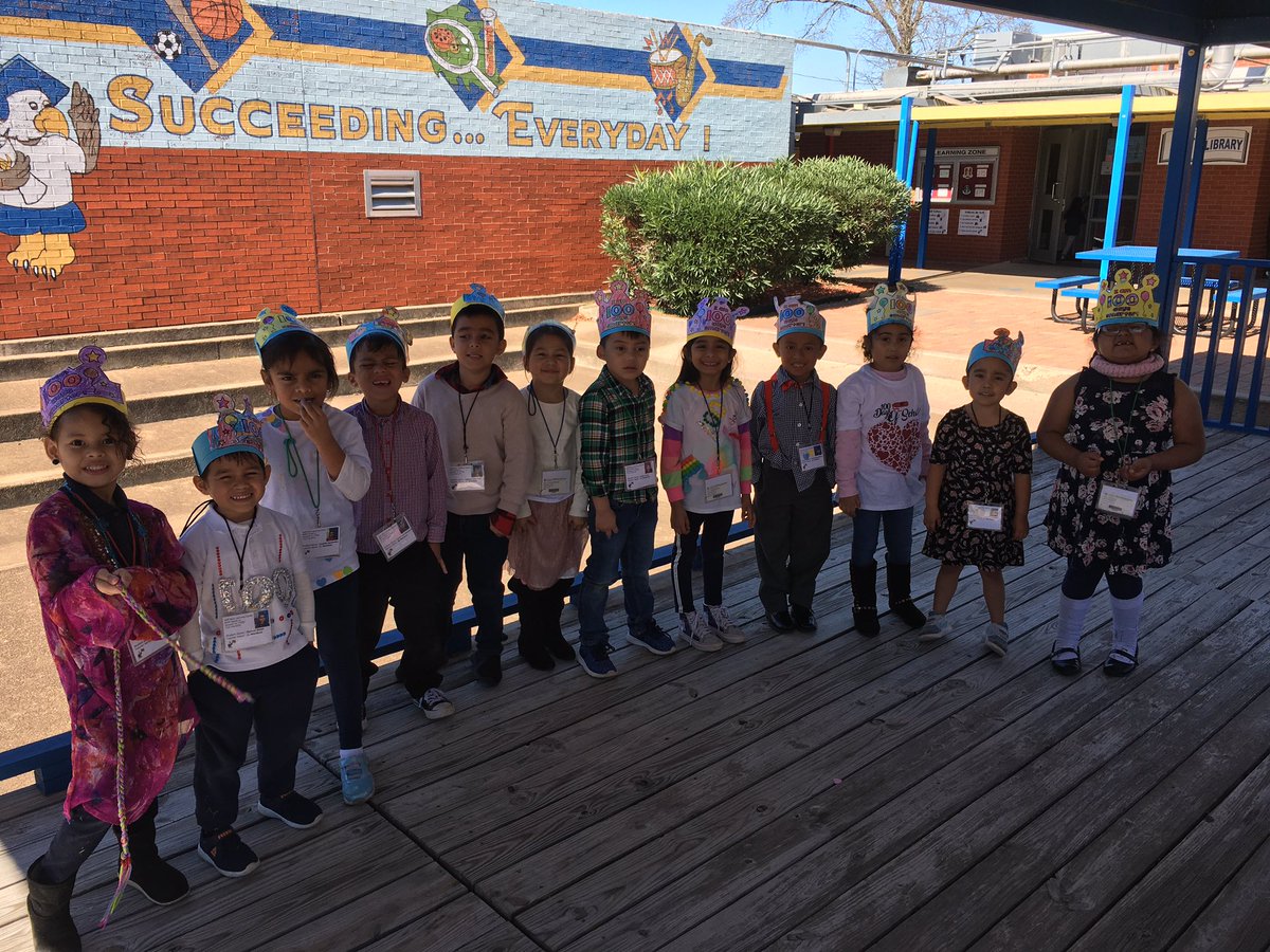 LunaCanthy's tweet photo. 100 days of school #100daysNeffELC https://t.co/VABObUTwv9