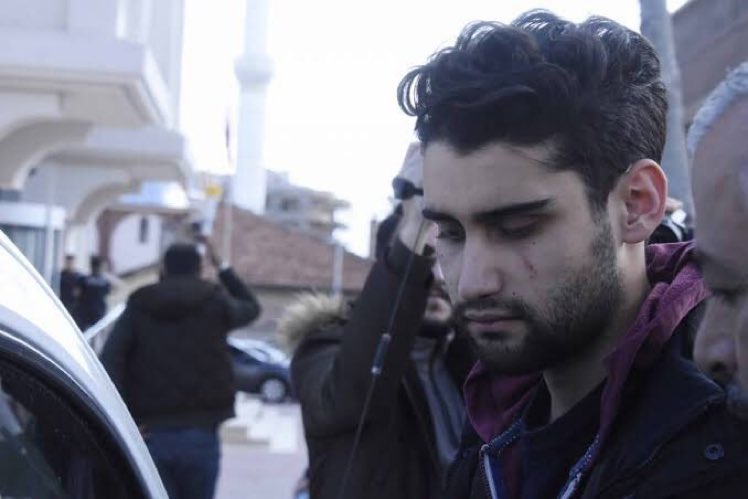 “Fen lisesi mezunu Kadir, 19 suçtan sabıkalı bir vahşi tarafından darp edilen kadını kurtarmak için olaya dahil oldu. Saldırgan boğuşma sırasında kendi bıçağıyla öldü. Adı cinayet oldu. Hayır bu meşru müdafadır. Kadir toplum gözünde kahramandır. Serbest bırakın!” #kadiricinadalet