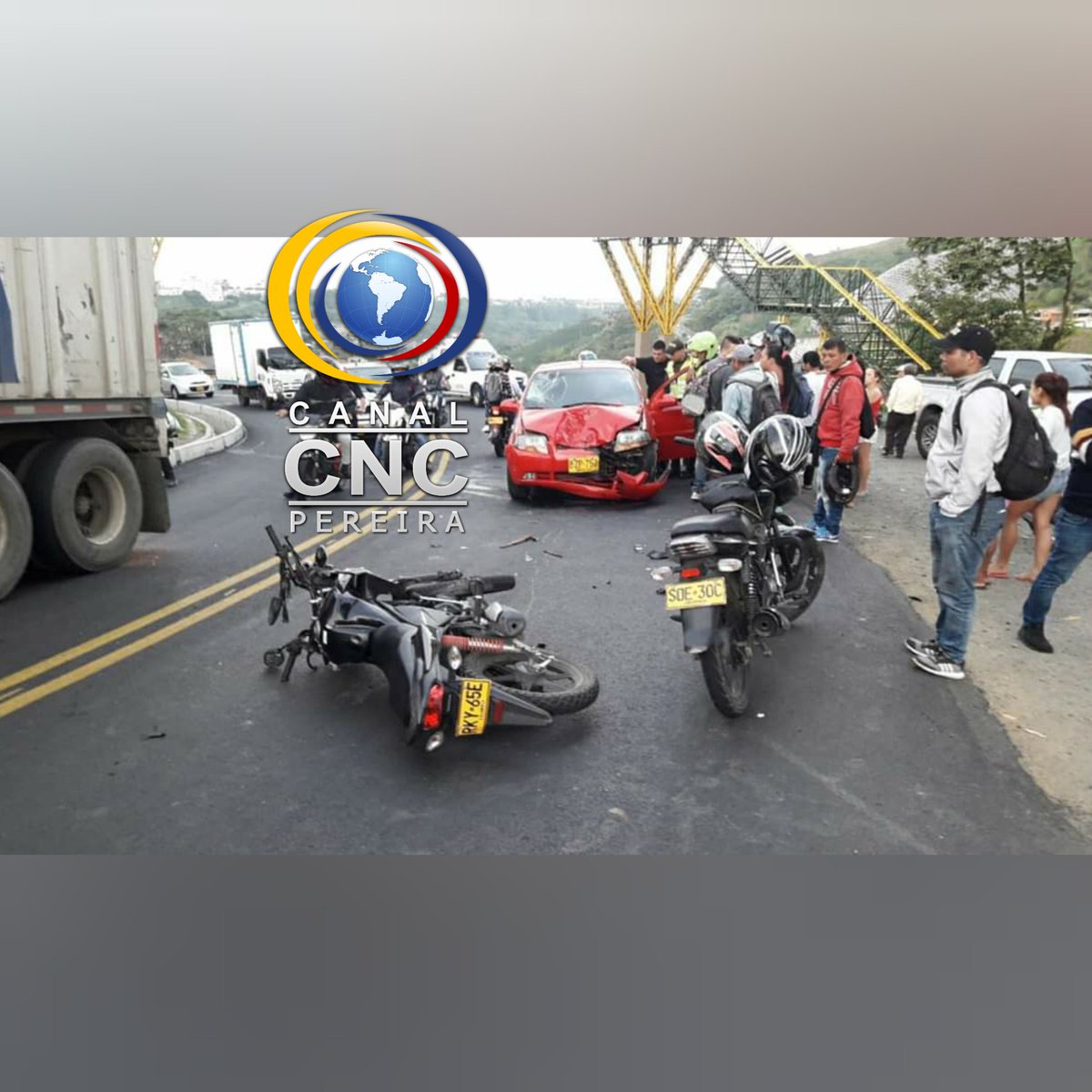 NCEjeCafetero's tweet photo. #Atención
En horas de la mañana, se registró un #Accidente de tránsito en el sector de #LaBadea, al parecer el vehículo invadió el otro carril, varias personas lesionadas tuvieron que ser trasladadas a centro asistencial. https://t.co/5Y8tqXorOO