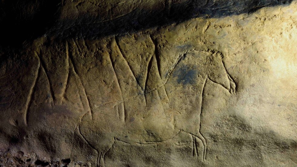 Ancient carvings of scores of animals unearthed in Spanish cave (PHOTOS, VIDEOS) rt.com/news/480396-an…