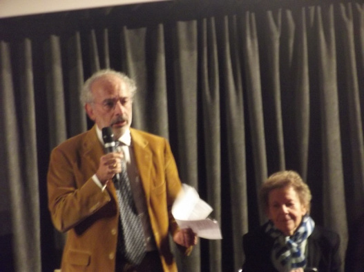 gadlernertweet's tweet photo. Il mio abbraccio a #AriannaSzorenyi che ieri ha visto sfregiare con una svastica la casa da cui fu deportata, prima ad #Auschwitz poi a #BergenBelsen dove conobbe la coetanea Anne Frank. Di recente l'ha testimoniato anche nel film #AnneFrank Vite Parallele. Vigliacchi senza pietà https://t.co/EKKewaV9Rj