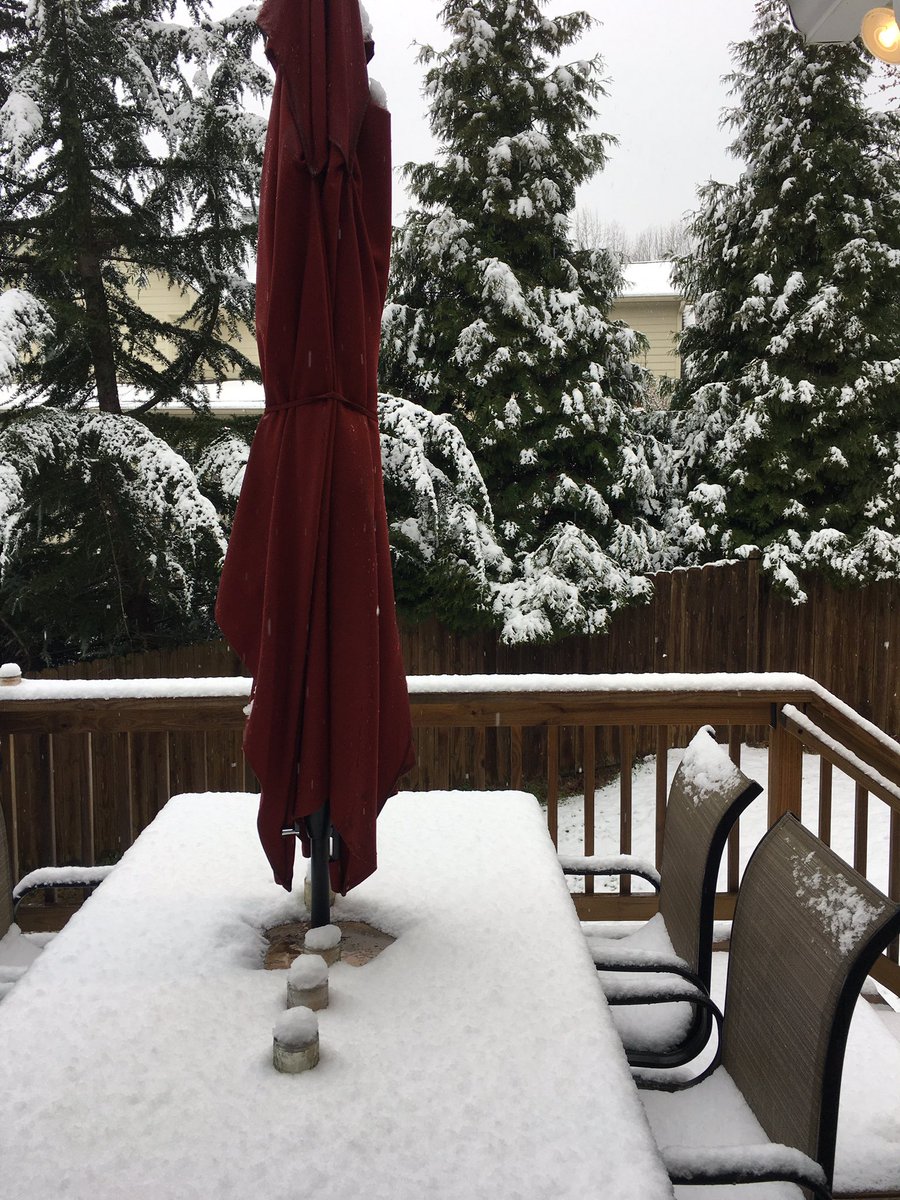 ImAprilNotMay's tweet photo. I’m supposed to be on my way to the beach and this BS happened. 🤦🏻♀️🙄 Hoping to leave soon. One of us is happy to see the snow. I am not that one. 🚫❄️🙅🏻♀️ #ThisIsATL https://t.co/4vwwQEJ0uv