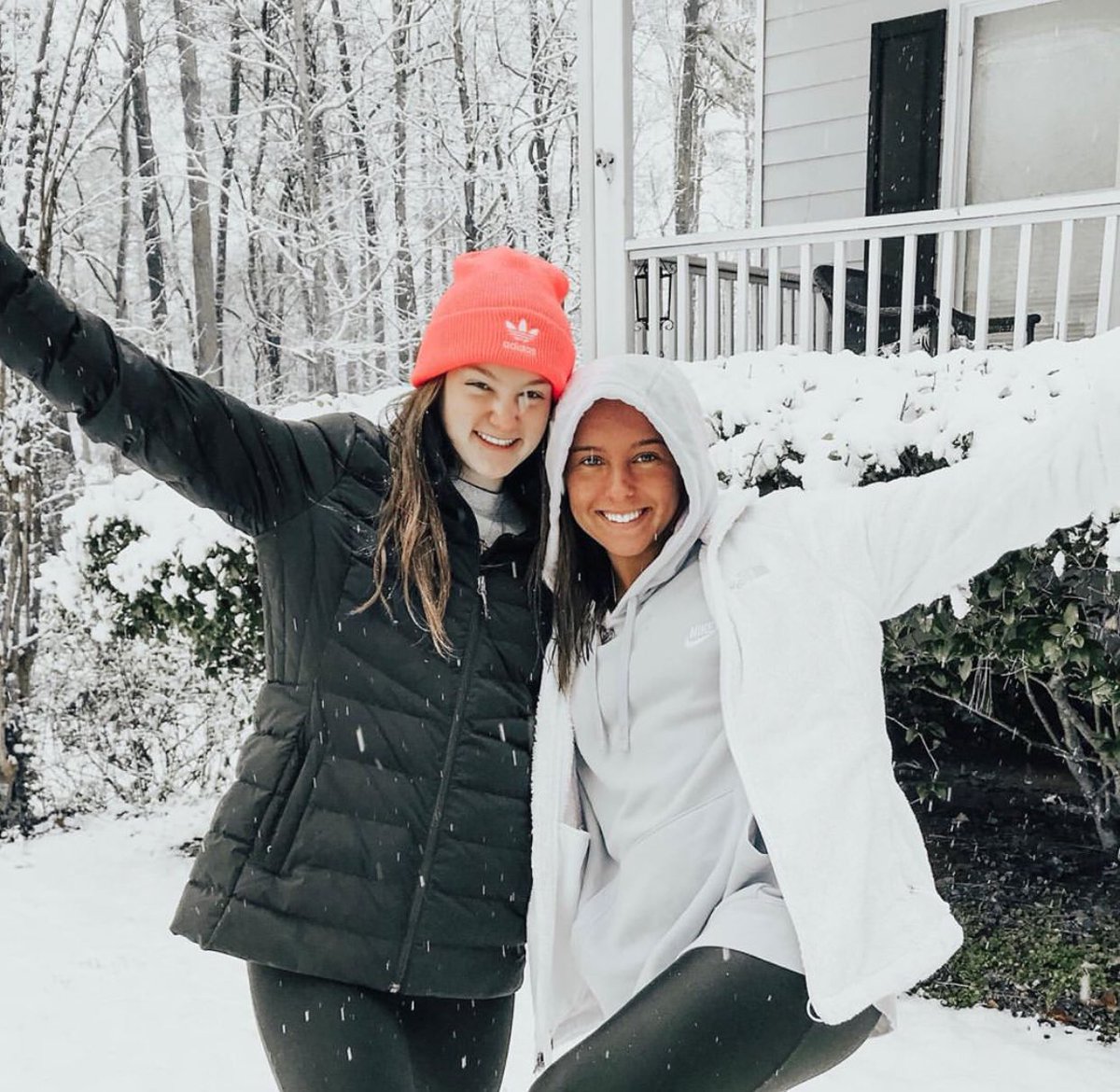 ImAprilNotMay's tweet photo. I’m supposed to be on my way to the beach and this BS happened. 🤦🏻♀️🙄 Hoping to leave soon. One of us is happy to see the snow. I am not that one. 🚫❄️🙅🏻♀️ #ThisIsATL https://t.co/4vwwQEJ0uv