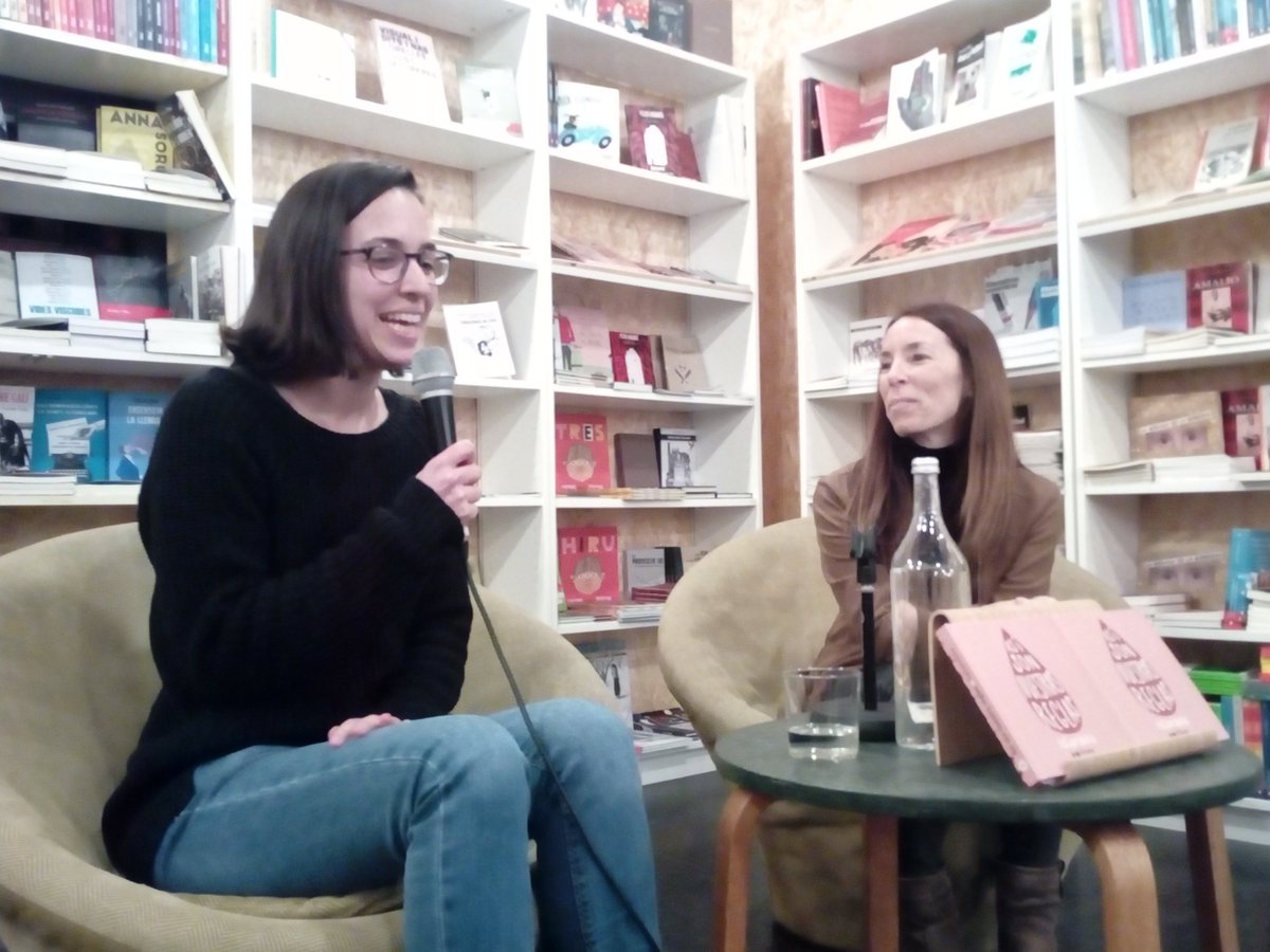 pol_lenedicions's tweet photo. .@Escarolota Hablar de la regla es necesario. Es un libro directo porque trabajaba como profesora de apoyo y las adolescentes me hacían preguntas directas. Delante de preguntas directas, respuestas directas #AsíSonLasReglas @EspaiContraband https://t.co/HnbqZITBSU