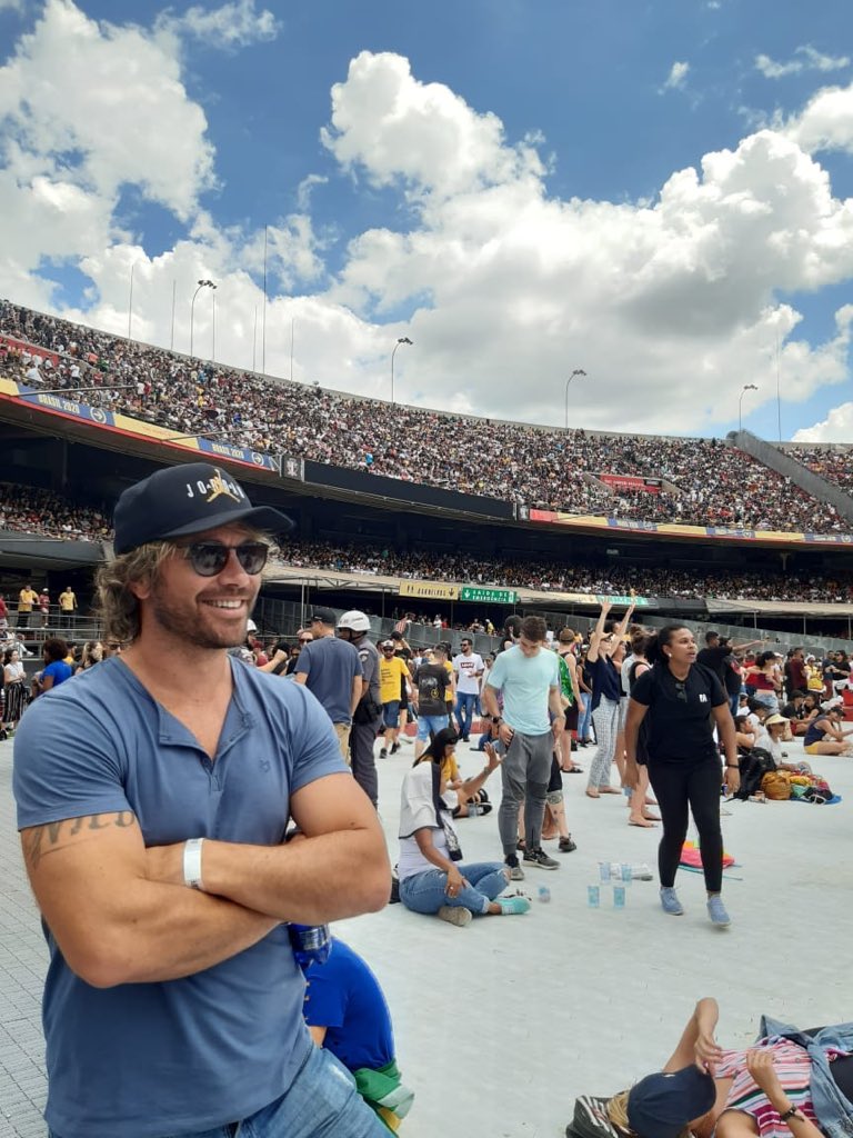 DiegoLugano's tweet photo. Hoje fui convidado a presenciar @thesendbrasil, no Morumbi. Numa época de raiva e intolerância, que bonito ver 70 mil pessoas em um estádio, e 200 mil simultaneamente em outros locais,  exemplo prático do que é respeito, o respeito a todas as crenças é algo que todos devemos ter. https://t.co/VaH5dXKuv1