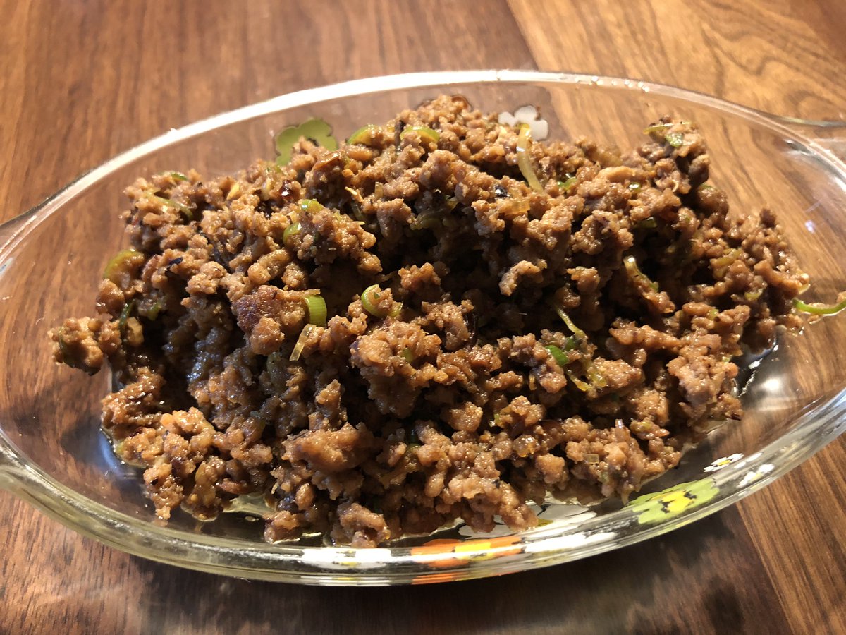 鶏ガラ+豆乳+京白味噌のスープに白ゴマペースト惜しみなく大量溶け込ませて、野菜をゆっくり煮る。そこに肉味噌（豚＋豆豉＋生姜＋長葱＋花山椒＋黒砂糖）を強く炒めて投入。超硬めに茹で冷やした太麺を鍋で少しづつ熱しながら頂く。普段はつけ麺は絶対食べないけど、コレは最高。香菜と一緒で天国。