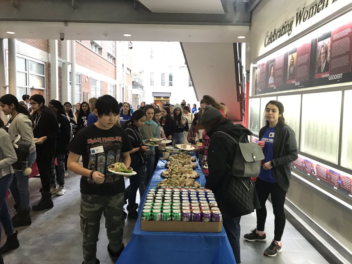 wisekidnetic's tweet image. Luuuuuunch! 🥘 Right around the wall recognizing Women in Engineering @UM_Engineering #GoCodeGirl