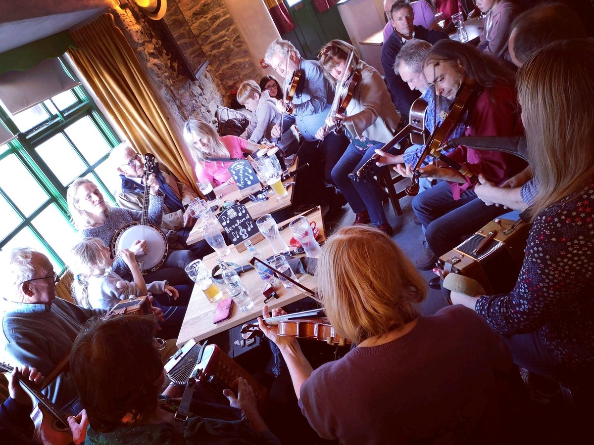 Hi all. Can I ask for a follow of <a href="/connollyskinva1/">connollyskinvara</a> my new bar on Irelands <a href="/wildatlanticway/">Wild Atlantic Way</a>. Many advanced thanks.