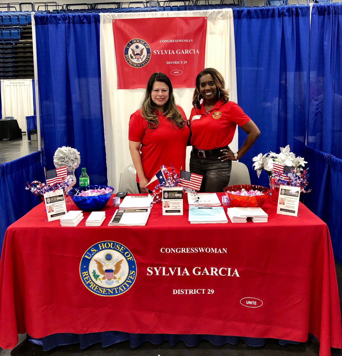 chogueTX's tweet photo. #TeamSylvia representing at Career & Education Day Houston 2020! 📚 @Hispanic_Forum #CEDHOU Excelente trabajo 👏🏽Houston Hispanic Forum Día de las Carreras! Información sobre admisión a la universidad, ayuda financiera, becas 📝 https://t.co/Q47gMIJz9c