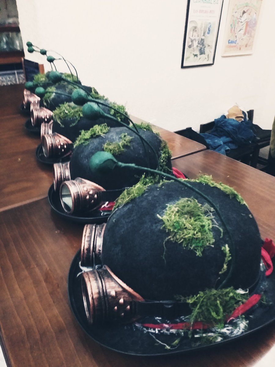 "Ay mariposa de siempre,mi sol,mi luna y mi sur,la que me tuvo en su vientre y me alumbró con su luz" <a href="/LosMaleducados_/">ComparsaJuvenildeNeneyZampi</a> Hoy va por todas nuestras mamás,nuestras "mariposas de siempre"...