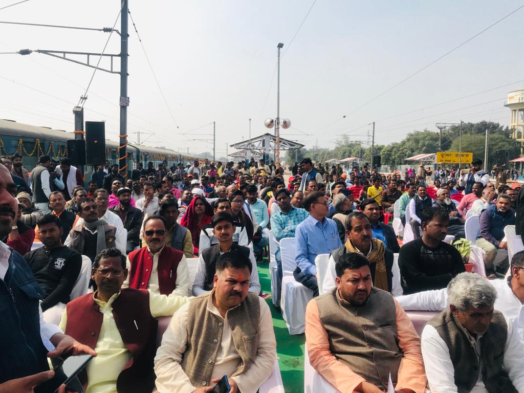 आज विंध्य क्षेत्र के विकास की कड़ी में एक और सफल प्रयास जनता को समर्पित किया।
चुनार-चोपन रेलवे लाइन के विद्युतीकरण का कार्य पूर्ण होने के बाद इस रेल मार्ग का लोकार्पण करने के लिए चुनार रेलवे स्टेशन से चुनार-चोपन पैसेंजर ट्रेन को हरी झंडी दिखाकर चोपन के लिए रवाना किया #RailRaftar