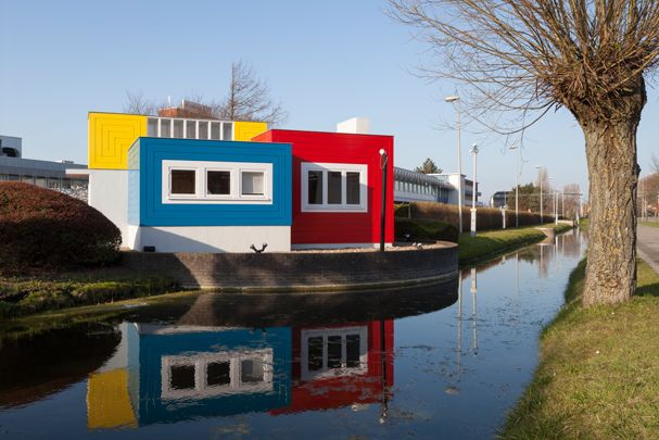 marcegardinetti's tweet photo. “El Conjunto formaba parte del plan de crecimiento previsto para Rotterdam y para tal fin se concedió una parcela triangular en una zona poco atractiva al oeste de la ciudad” https://t.co/brSKGDJRC5 #Destijl #Oud #Mathenesse #arquitectura #architecture #neoplasticismo #vanguardia https://t.co/0DxYZV56BE